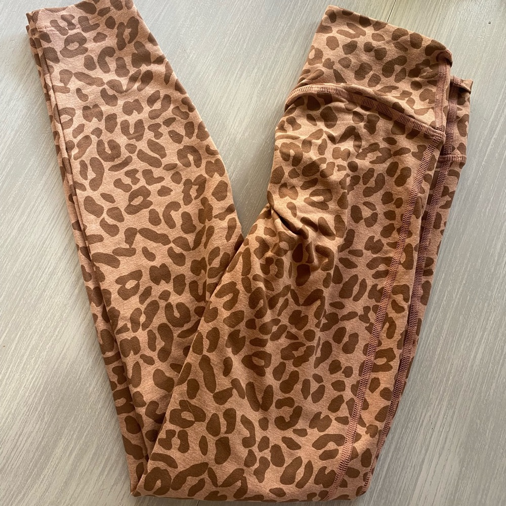 Bombshell sportswear “curves legging” in pink cheetah print. Size m.